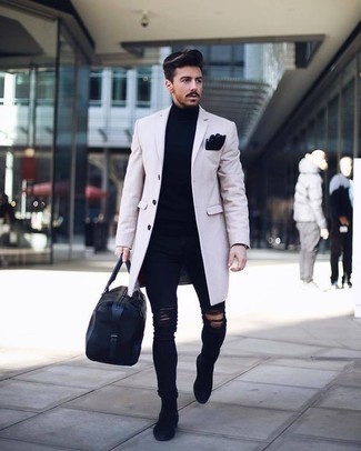 Как носить темно-синюю водолазку с бежевым длинным пальто