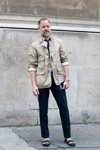 Как носить темно-синюю водолазку с бежевой курткой-рубашкой мужчине