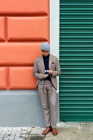 Как носить темно-синюю водолазку с бежевым костюмом