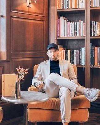 Как носить темно-синюю водолазку с бежевым костюмом