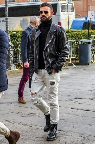 Какие косухи носить с темно-синей водолазкой мужчине