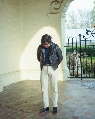 Какие косухи носить с темно-синей водолазкой мужчине