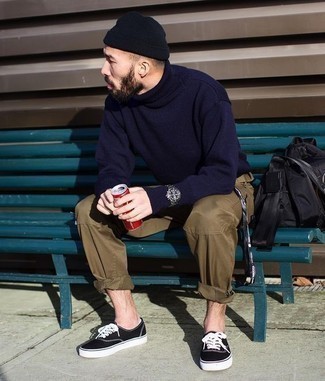 Как носить темно-синюю водолазку с черными низкими кедами из плотной ткани мужчине