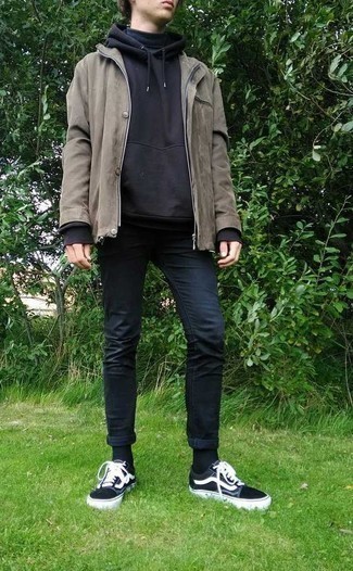 Как носить темно-синюю водолазку с черным худи мужчине