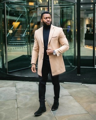 Как носить темно-синюю водолазку с черными джинсами мужчине