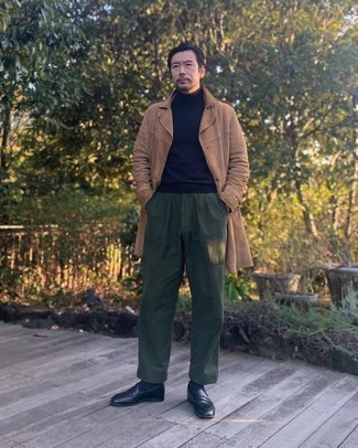 Как носить темно-синюю водолазку с черными кожаными лоферами мужчине