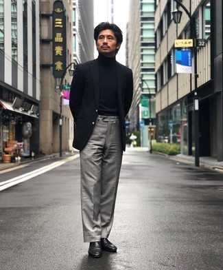 Как носить темно-синюю водолазку с черными кожаными лоферами мужчине