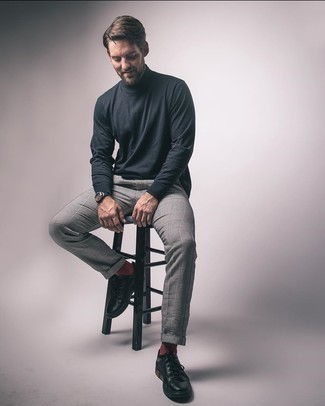 Как носить темно-синюю водолазку с черными кожаными низкими кедами мужчине