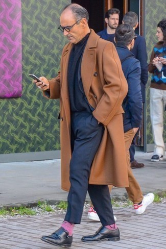 Как носить темно-синюю водолазку с черными кожаными монками