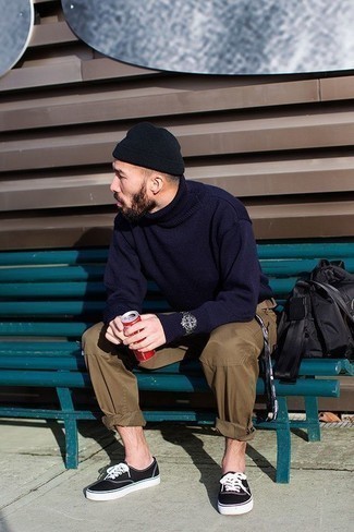 Как носить темно-синюю водолазку с черными низкими кедами мужчине