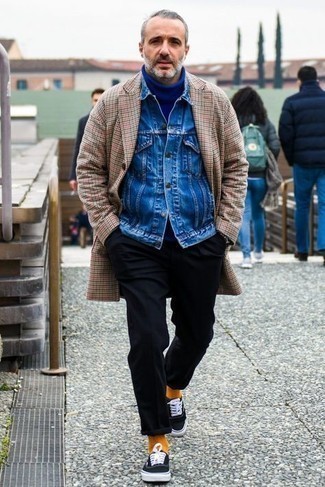 Как носить темно-синюю водолазку с черными низкими кедами мужчине