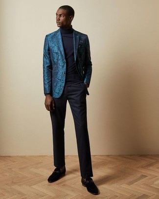 Как носить темно-синюю водолазку с черными замшевыми лоферами мужчине