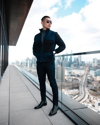 Как носить темно-синюю водолазку с синим бомбером мужчине