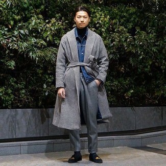 Как носить темно-синюю водолазку с синей джинсовой курткой мужчине