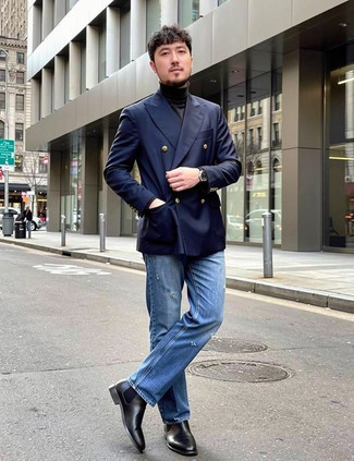 Как носить темно-синюю водолазку с синими рваными джинсами мужчине