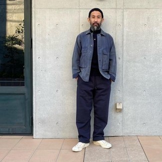 Как носить темно-синюю водолазку с синей курткой-рубашкой мужчине