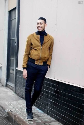 Какие бомберы носить с темно-синей водолазкой мужчине