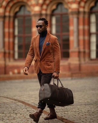 Как носить темно-синюю водолазку с коричневым вельветовым пиджаком мужчине