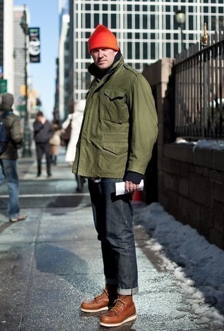 Как носить темно-синюю водолазку с коричневыми кожаными повседневными ботинками мужчине