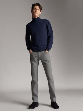 Как носить темно-синюю водолазку с темно-серыми джинсами мужчине