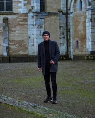 Как носить темно-синюю водолазку с темно-серым длинным пальто