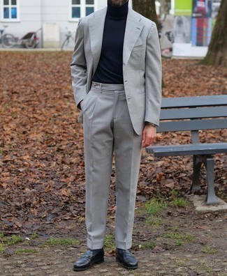 Как носить темно-синюю водолазку с темно-серым костюмом