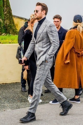 Как носить темно-синюю водолазку с темно-серым костюмом