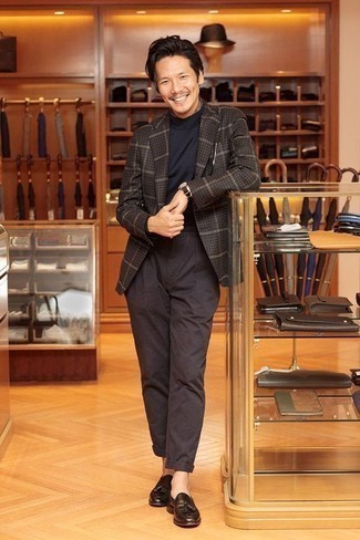 Как носить темно-синюю водолазку с темно-коричневыми брюками чинос