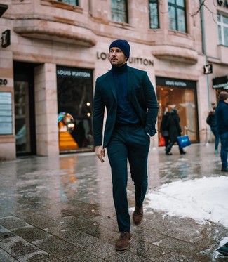 Как носить темно-синюю водолазку с темно-зеленым костюмом