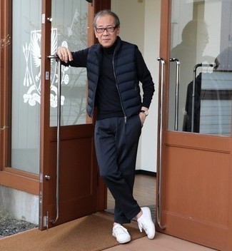 Какие куртки без рукавов носить с темно-синей водолазкой мужчине