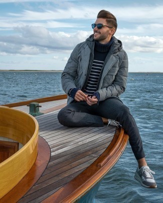 Как носить темно-синюю водолазку с серыми кроссовками мужчине