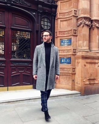 Как носить темно-синюю водолазку с серым длинным пальто
