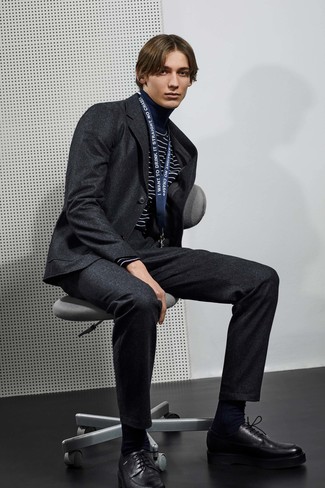 Как носить темно-синюю водолазку с серым костюмом