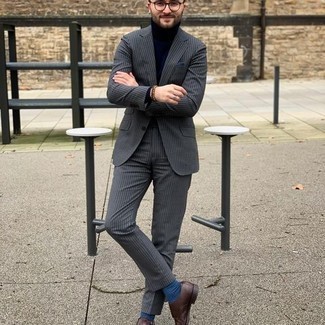 Как носить темно-синюю водолазку с серым костюмом