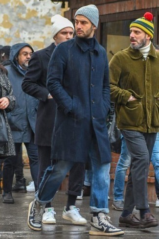 Какие высокие кеды носить с темно-синей водолазкой мужчине