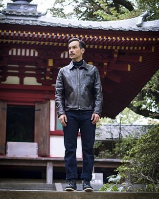 Какие джинсы носить с темно-синей водолазкой мужчине