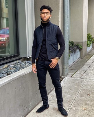 Какие джинсы носить с темно-синей водолазкой мужчине