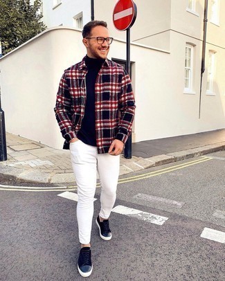 Какие джинсы носить с темно-синей водолазкой мужчине