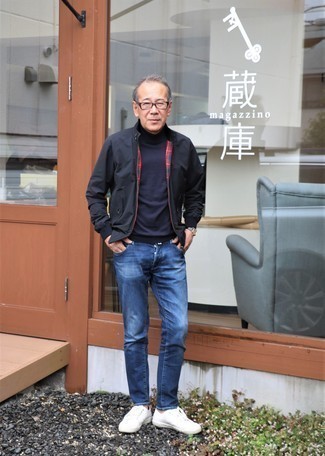 Какие джинсы носить с темно-синей водолазкой мужчине