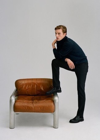 Какие джинсы носить с темно-синей водолазкой мужчине