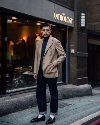 Какие джинсы носить с темно-синей водолазкой мужчине