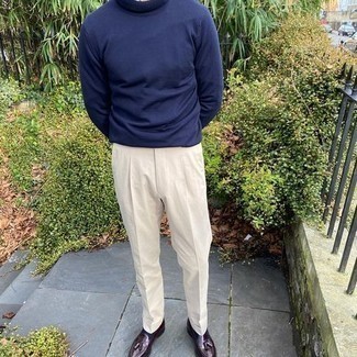 Какие лоферы носить с темно-синей водолазкой мужчине