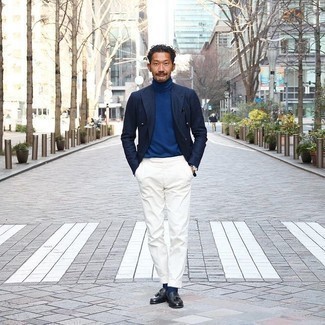 Какие лоферы носить с темно-синей водолазкой мужчине