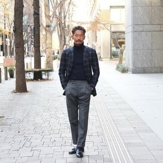 Какие лоферы носить с темно-синей водолазкой мужчине