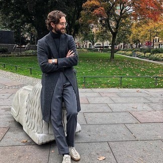 Какие низкие кеды носить с темно-синей водолазкой мужчине