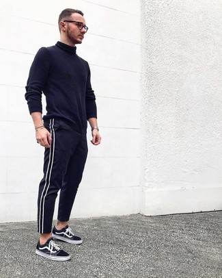 Какие низкие кеды носить с темно-синей водолазкой мужчине