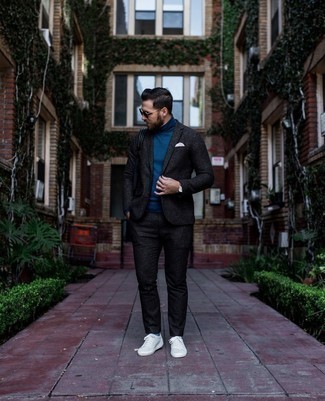 Какие низкие кеды носить с темно-синей водолазкой мужчине