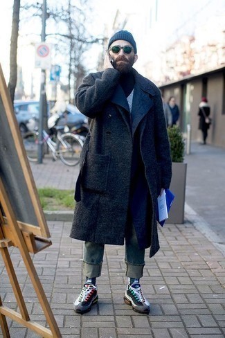 Как носить темно-синюю водолазку с разноцветными кроссовками мужчине