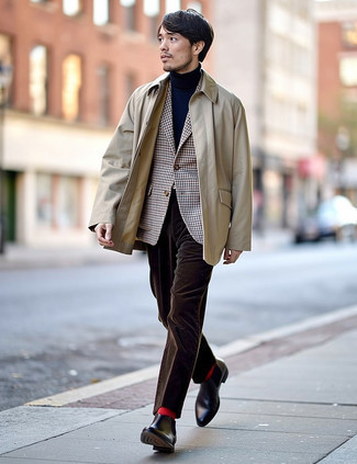 Как носить темно-синюю водолазку с разноцветным пиджаком в мелкую клетку мужчине