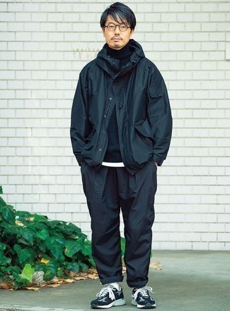 Как носить темно-синюю водолазку с темно-синими кроссовками мужчине